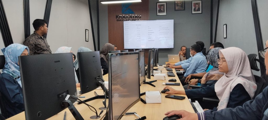 Guru-guru sekolah YPKS mengikuti pelatihan koding dan kecerdasan artifisial di ruang komputer