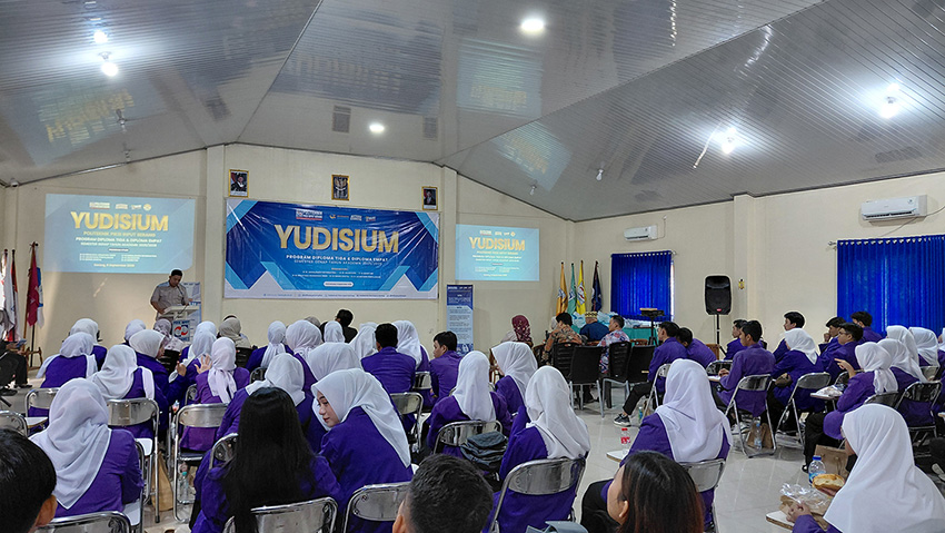 Pelaksanaan Yudisium 2026 Politeknik Piksi Input Serang di aula kampus